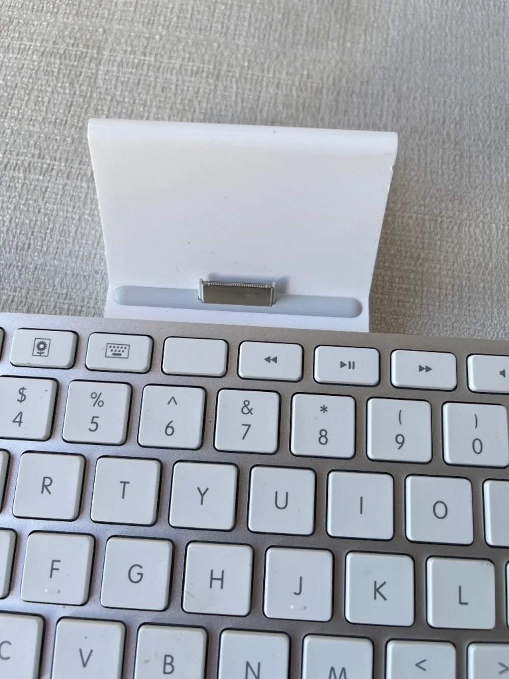 Apple Wireless Bluetooth Keyboard in White and Silver
